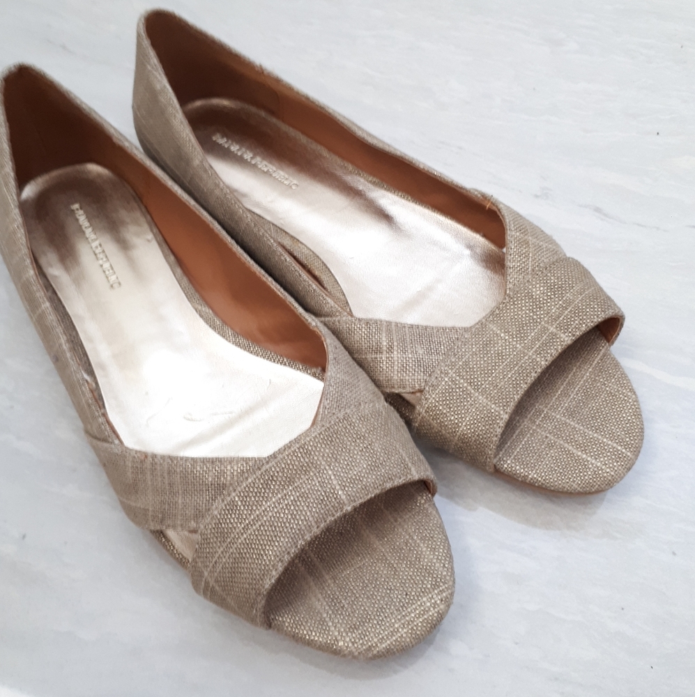 Banana Republic Gold linen flats